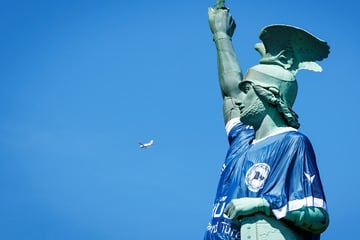 Riesen-Fan im XXL-Trikot: berühmtes Wahrzeichen feuert jetzt Arminia an