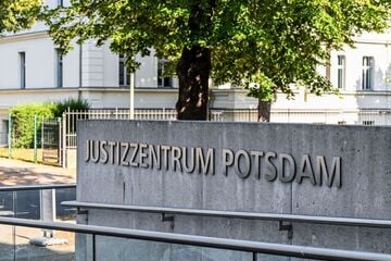 Polizei fand seine Partnerin nackt neben geschmücktem Weihnachtsbaum: Tottreter muss lange hinter Gitter