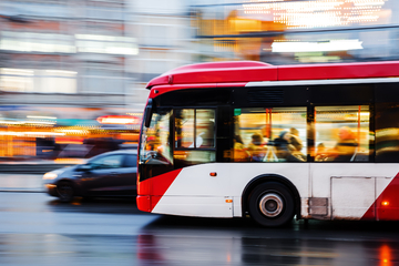 Busfahrer weigert sich zu stoppen: Verängstigte Passagiere alarmieren die Polizei