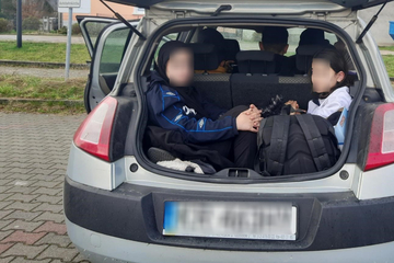 Beamte entdecken Menschen im Kofferraum: Als die Polizisten das Auto stoppen, trauen sie ihren Augen kaum