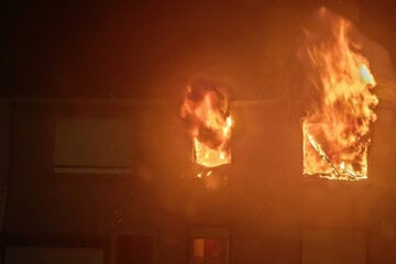 Reihenhaus fängt Feuer: Anwohner fliehen, einer verletzt sich schwer