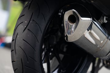 Klein-Lkw kracht in Motorrad: Junge Bikerin stirbt noch an Unfallstelle