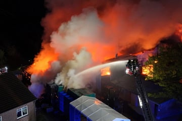 Hamburg: Großbrand in Hamburg: Lagerhalle in Flammen!