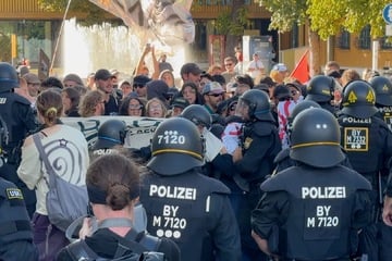 "Merz muss weg": Rechte Demo trifft auf lautstarken Gegenprotest