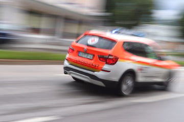 Rentner kracht in haltendes Auto: Mann stirbt im Krankenhaus