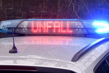 Tödlicher Unfall bei Köln: Senior kracht mit Auto gegen Hauswand - lag ein medizinischer Notfall vor?