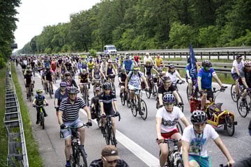 Berlin: Mehrere 10.000 Radler: ADFC-Sternfahrt rollt durch Berlin - viele Straßen gesperrt