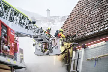 Stockwerk in Flammen: Frau muss aus brennendem Haus gerettet werden