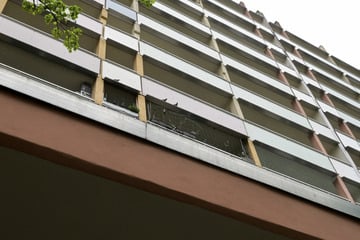 Junge Frau unterhält sich mit Person auf der Straße und stürzt aus Fenster im 3. Stock