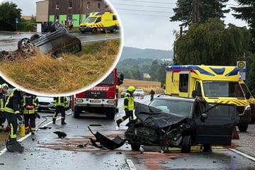 Trümmerfeld und vier Schwerverletzte: Böser Unfall in Sachsen