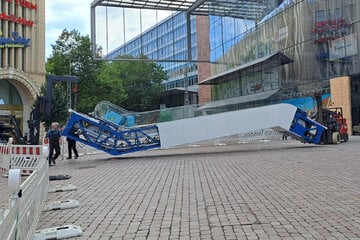 Chemnitz: Hier rollt die neue Treppe fürs Chemnitzer Galeria-Gebäude an