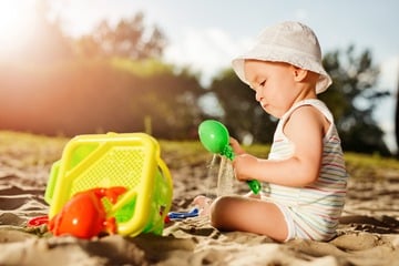 Welche Kleidung sollten Babys im Sommer wirklich anziehen?