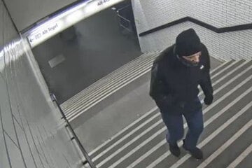 Polizei fahndet nach brutalem U-Bahnhof-Prügler: Wer kennt diesen Mann?