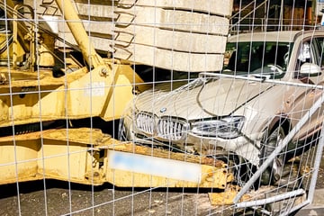 Umsturzgefahr nach Crash: BMW kracht gegen Kran, Straße komplett gesperrt