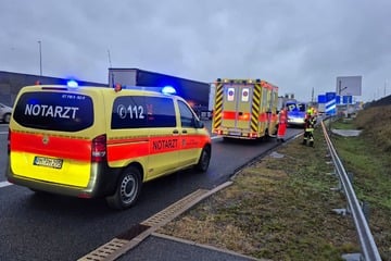 Unfall A: Zu schnell auf der A10 unterwegs: Kleinbus kracht gegen Planke