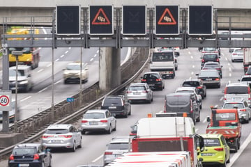 Unfall A100: Tragischer Unfall auf A100: Motorradfahrer verliert Kontrolle und stirbt