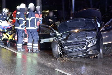 Mercedes-Fahrer kracht gegen Baum: Mehrere Personen verletzt