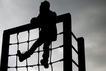 Plötzlich reißt das Seil: Kind auf Spielplatz schwer verletzt