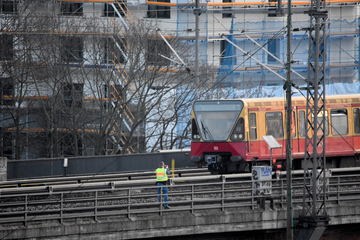 Berlin: Betonplatten auf S-Bahngleise gelegt: 76 Reisende evakuiert