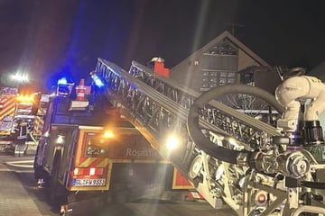 Brand im Dachgeschoss: Feuerwehr muss Wohnhaus löschen