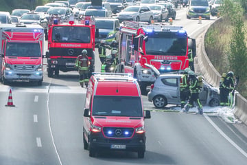 Unfall A3: 26-jährige Frau kracht auf A3 in Betonschutzwand, dann geht Auto in Flammen auf