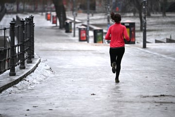 Trotz Plusgraden: Eisregen macht Berlin weiterhin zur Rutschbahn