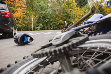 Audi-Fahrer biegt ab und übersieht Motorräder: Zwei Biker schwer verletzt in Klinik