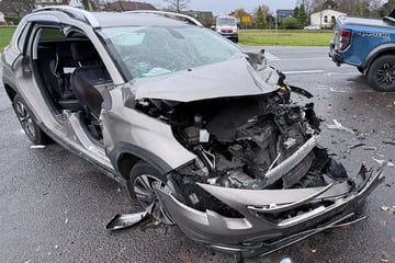 Person nach Kreuzungscrash in Auto eingeschlossen: Rettungsheli vor Ort