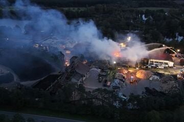 Großbrand bei Recyclingfirma in der Oberpfalz: 270 Rettungskräfte im Einsatz