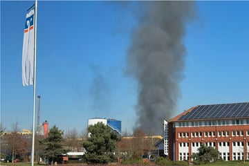 Riesige Rauchwolke über Mönchengladbach: Halle steht in Flammen