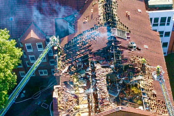 Krankenhaus steht in Flammen: Zwei Patienten tot, Klinik soll Notdach kriegen