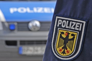 Mehr als 2 Promille: Betrunkener liegt im Bahngleis und beleidigt Polizisten