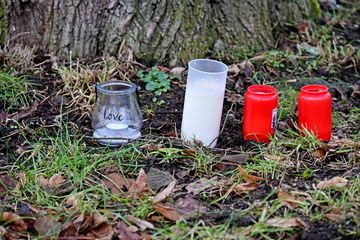Getöteter 22-Jähriger in Freital: Kerzen schmücken den Parkeingang