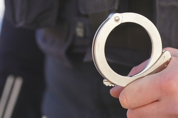 Mann greift auf A93 Polizisten an, Stunden später klicken dann die Handschellen
