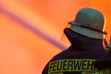 Balkon und Keller brennen bei Magdeburg: Mutige Helferin verletzt