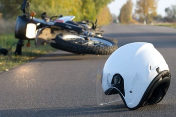 Schlimmer Unfall während Fahrstunde: Schülerin auf Motorrad kracht gegen Baum