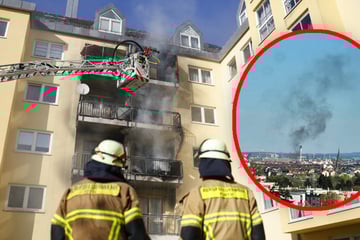 Schwarzer Rauch am Himmel: Feuer frisst sich durch Balkone an Mehrfamilienhaus