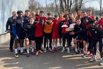 Nach brutaler Messerattacke auf Profi: Zweitligist lässt mit diesem Bild aufatmen