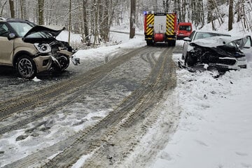 Frontal-Crash auf Staatsstraße: Zwei Schwerverletzte, Vollsperrung