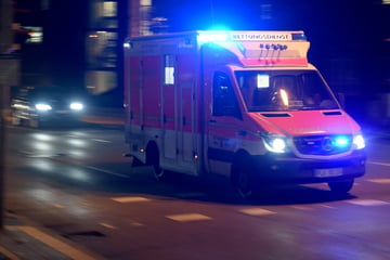 Kollision mit Ampel: Motorradfahrer verstirbt noch am Unfallort