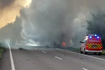 Feuer-Inferno: Wagen und Anhänger gehen auf Autobahn in Flammen auf