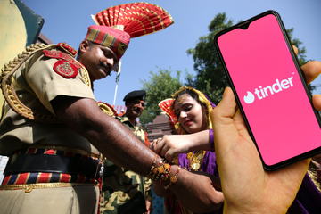 Geschwisterfest in Indien: Mann sucht "Ersatz-Schwestern" bei Tinder!