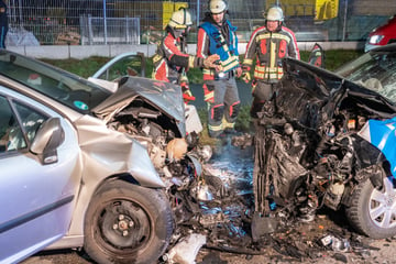 80-Jährige kracht mit Peugeot in Gegenverkehr: VW-Fahrer stirbt