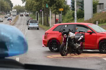 Kradfahrer nach Kreuzungscrash zwischen Audi und Motorrad verstorben