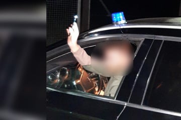 Vermeintlicher Polizist rast mit Blaulicht und Apfelkorn durch die Gegend