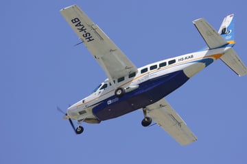 Flugzeug-Unfall in Gießen: Zeuge zieht Piloten aus Maschine