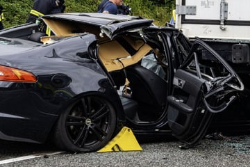 Unfall A7: Jaguar gerät auf A7 unter Lkw: Beifahrerin schwer verletzt im Wagen eingeklemmt