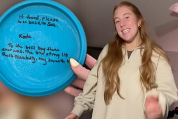 Frau findet Frisbee am Strand: Diese Botschaft rührt sie zu Tränen