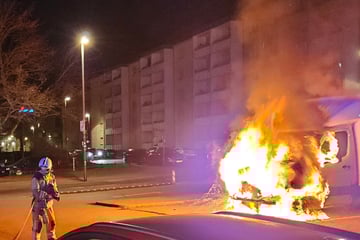 Dresden: Feuer auf Dresdner Parkplatz: Zwei Transporter gehen in Flammen auf