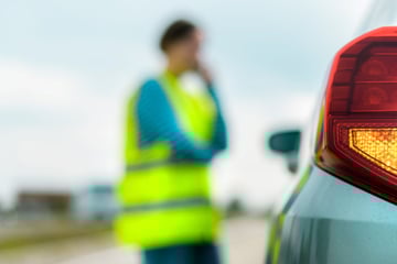 Schlechter Scherz: Teenager mit gelber Warnweste hält Autos an und fährt dann selbst eine Runde